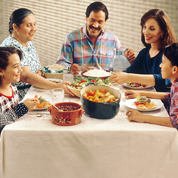 immagine di una famiglia felice a tavola