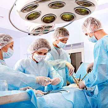 immagine di una sala operatoria durante un'operazione