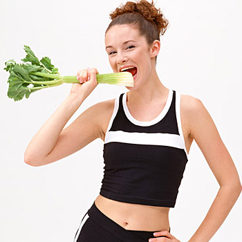 immagine di una ragazza che mangia verdura