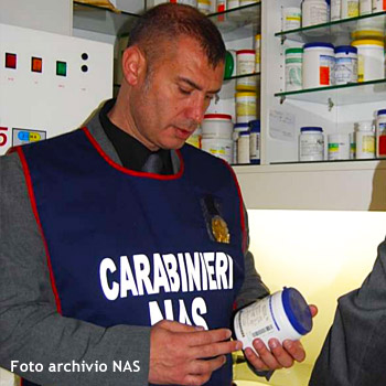 Immagine di archivio dei NAS - Un carabiniere esamina dei farmaci guardandone l'etichetta