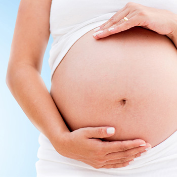 dettaglio della pancia di una donna incinta