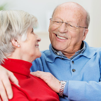 immagine di una coppia di anziani che si guardano sorridenti