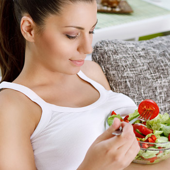 immagine di una donna che mangia l'insalata