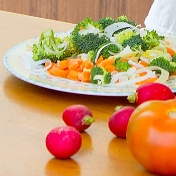 immagine di un piatto di broccoli e altra verdura