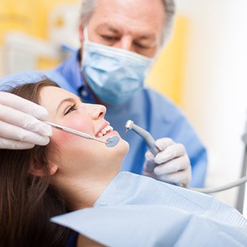 immagine di un odontotecnico al lavoro