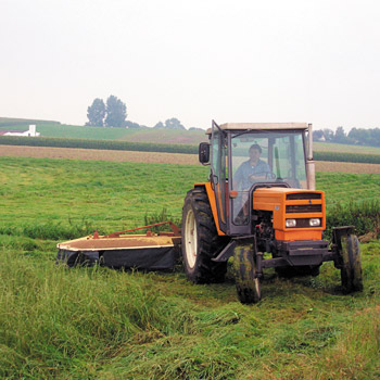 immagine di un trattore su di un campo coltivato