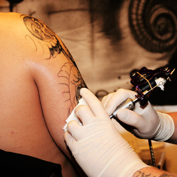 immagine di un momento in cui si sta creando un tatuaggio
