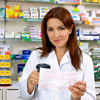 Immagine di una farmacista al lavoro