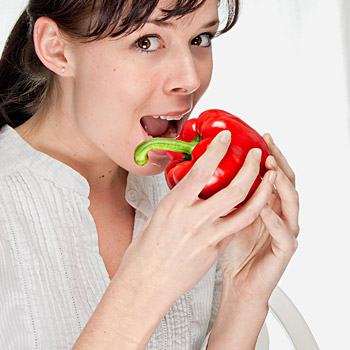 immagine di una donna che mangia