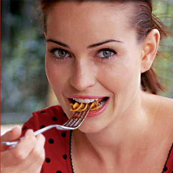 immagine di una donna che mangia pasta di mais