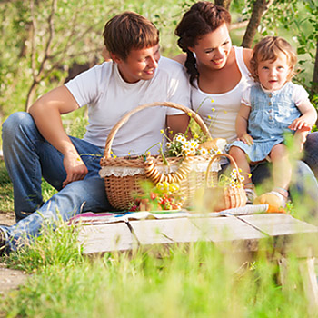 immagine di una famiglia a un picnic all'aperto