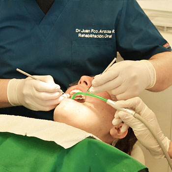 immagine di un odontoiatra al lavoro