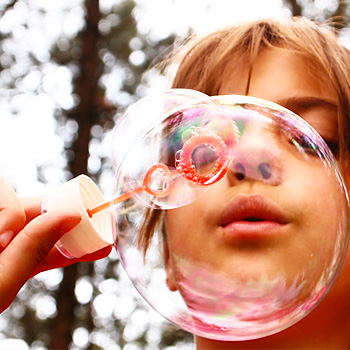 foto bambino che gioca con le bolle di sapone