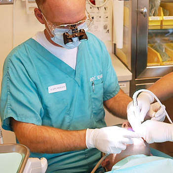 immagine di un odontoiatra al lavoro