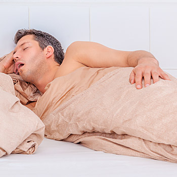 immagine di un uomo che dorme con la bocca aperta