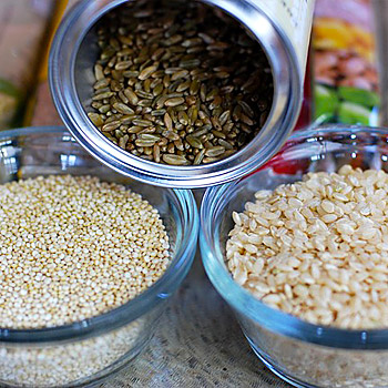 immagine di cereali consentiti ai celiaci (quinoa, riso nero e riso bianco)