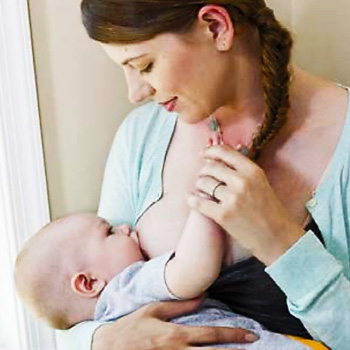 immagine di una donna che allatta al seno