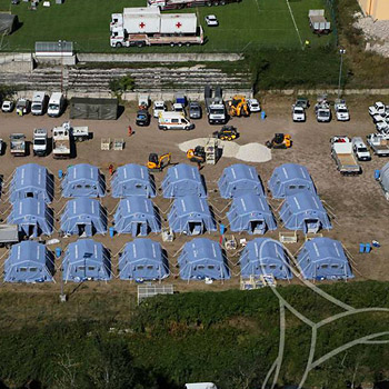 immagine dall'alto delle tende allestite per il soccorso dei terremotati