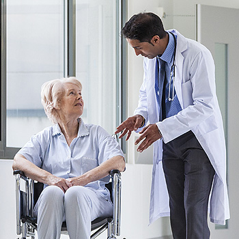 immagine di una paziente anziana che parla con un medico