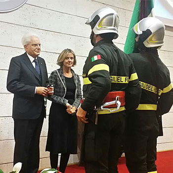 Mattarella e Lorenzin premiano la bandiera dei Vigili del fuoco