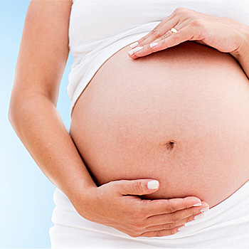 particolare della pancia di una donna incinta
