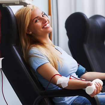 immagine di una ragazza che dona il sangue