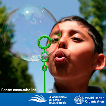immagine tratta da un opuscolo del WHO raffigurante un bambino che fa bolle di sapone