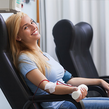 immagine di una ragazza che fa una trasfusione
