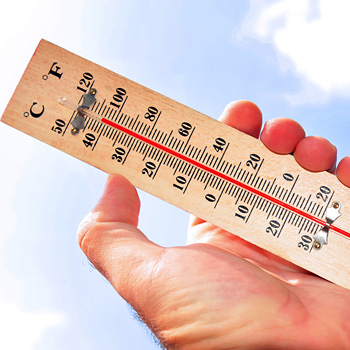 immagine di una mano che mostra l'alta temperatura su un termometro