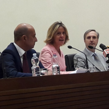 immagine del Ministro della Salute Beatrice Lorenzin e dei Direttori generali Andrea Urbani e Giovanni Leonardi durante la conferenza stampa