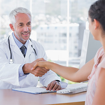 immagine raffigurante un medico che stringe la mano ad una paziente