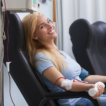 immagine di una ragazza che dona il sangue