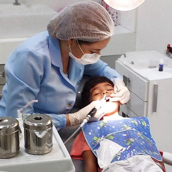 immagine di una dentista che visita un bambino