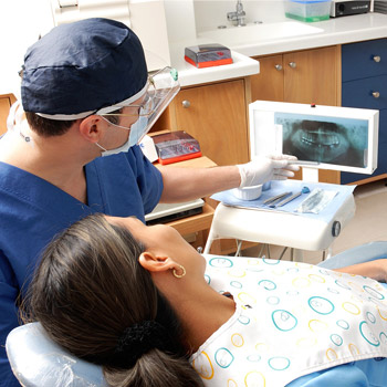 immagine di un dentista con un paziente
