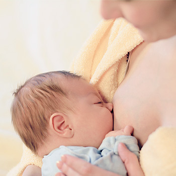 immagine di un bambino allattato al seno