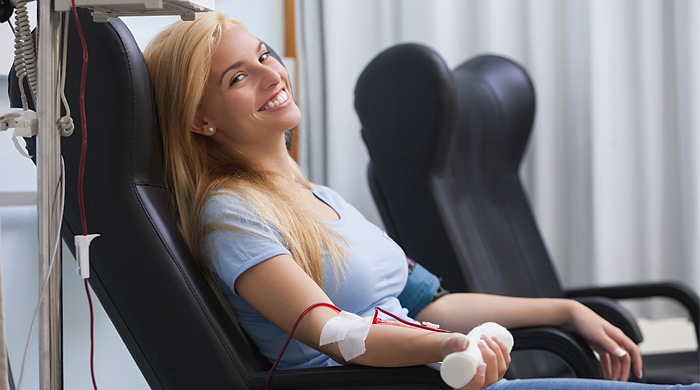 immagine di una donna che dona sangue