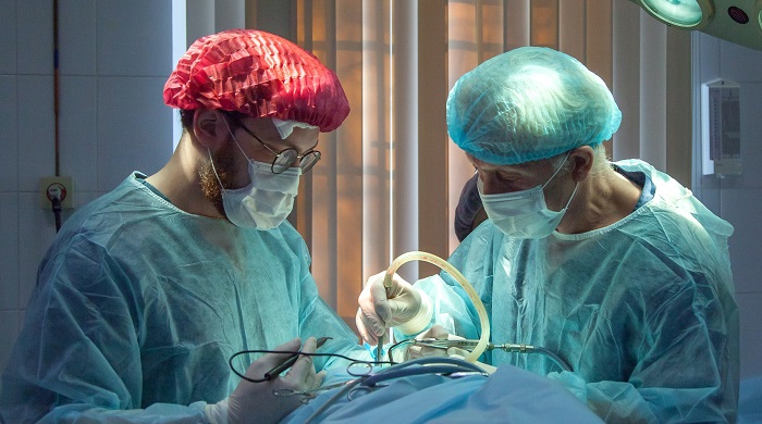 immagini di chirurghi in sala operatoria