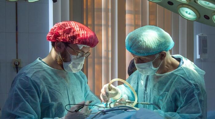 Immagine di due medici in sala operatoria durante un intervento