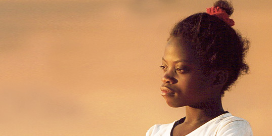 immagine di una ragazza di colore che guarda l'orizzonte