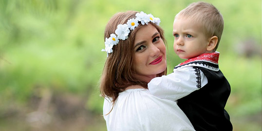 Immagine di una donna con un bambino in braccio