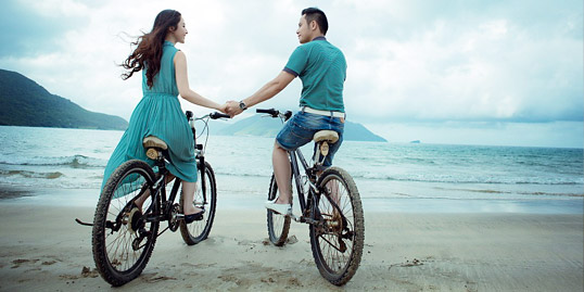 Immagine di una coppia in bicicletta