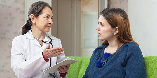 immagine con una dottoressa e una paziente