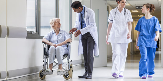 immagine con un medico e una paziente immagine con un medico e una paziente
