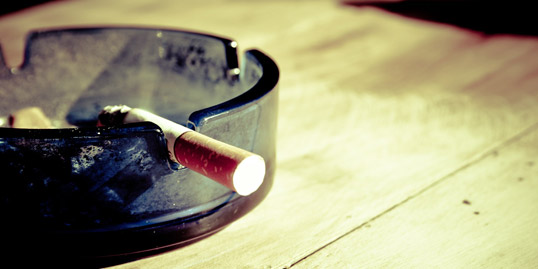 immagine di una sigaretta poggiata su un posacenere