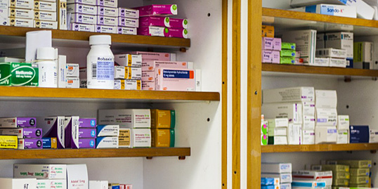 immagine di farmaci sugli scaffali di una farmacia