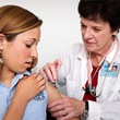 nella foto una dottoressa mentre vaccina una ragazza