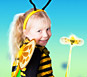 Bambina mascherata da ape