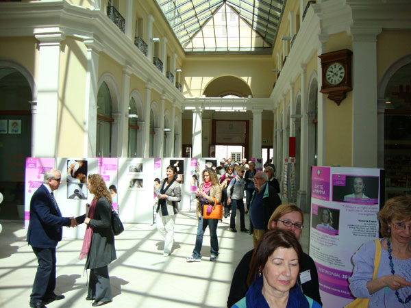 Il Villaggio del Ministero della Salute per promuovere l'allattamento al seno, allestito in Piazza della Borsa a Trieste nel weekend 1-2 giugno 2013